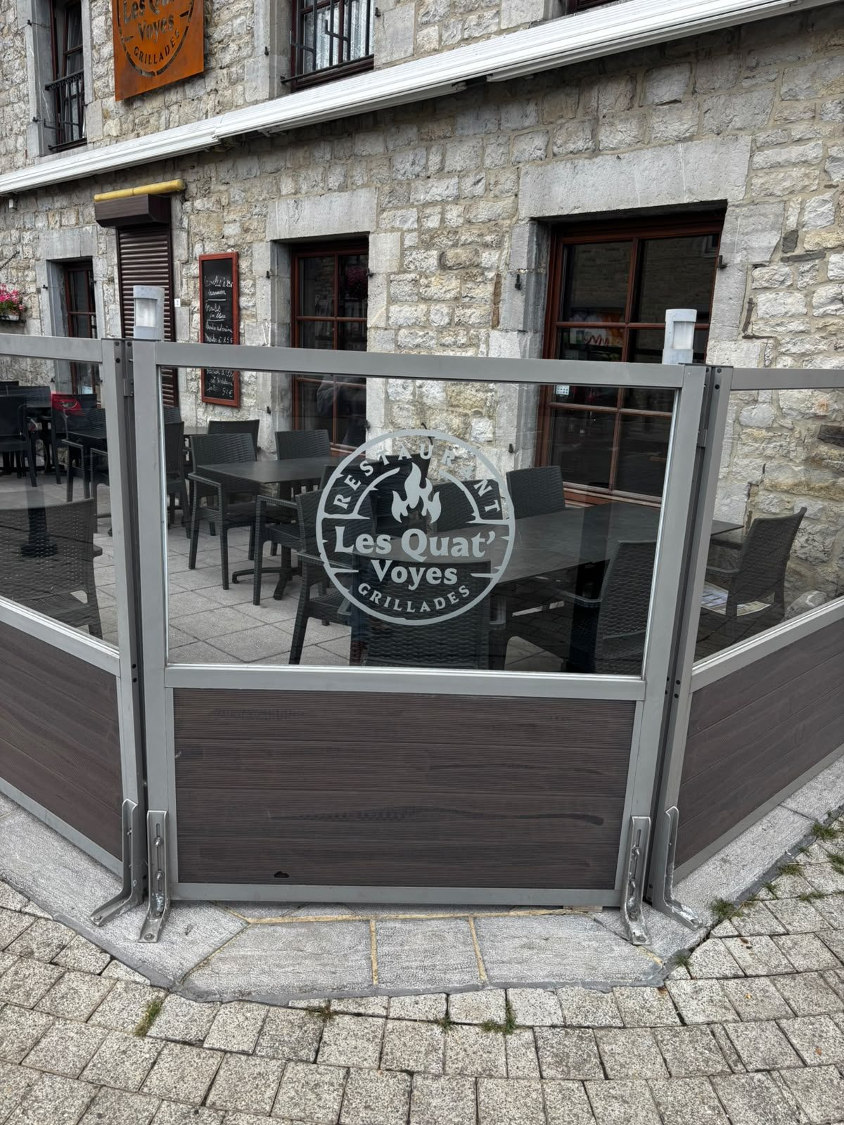 Identité visuelle et habillage de terrasse pour Les Quat' Voyes
